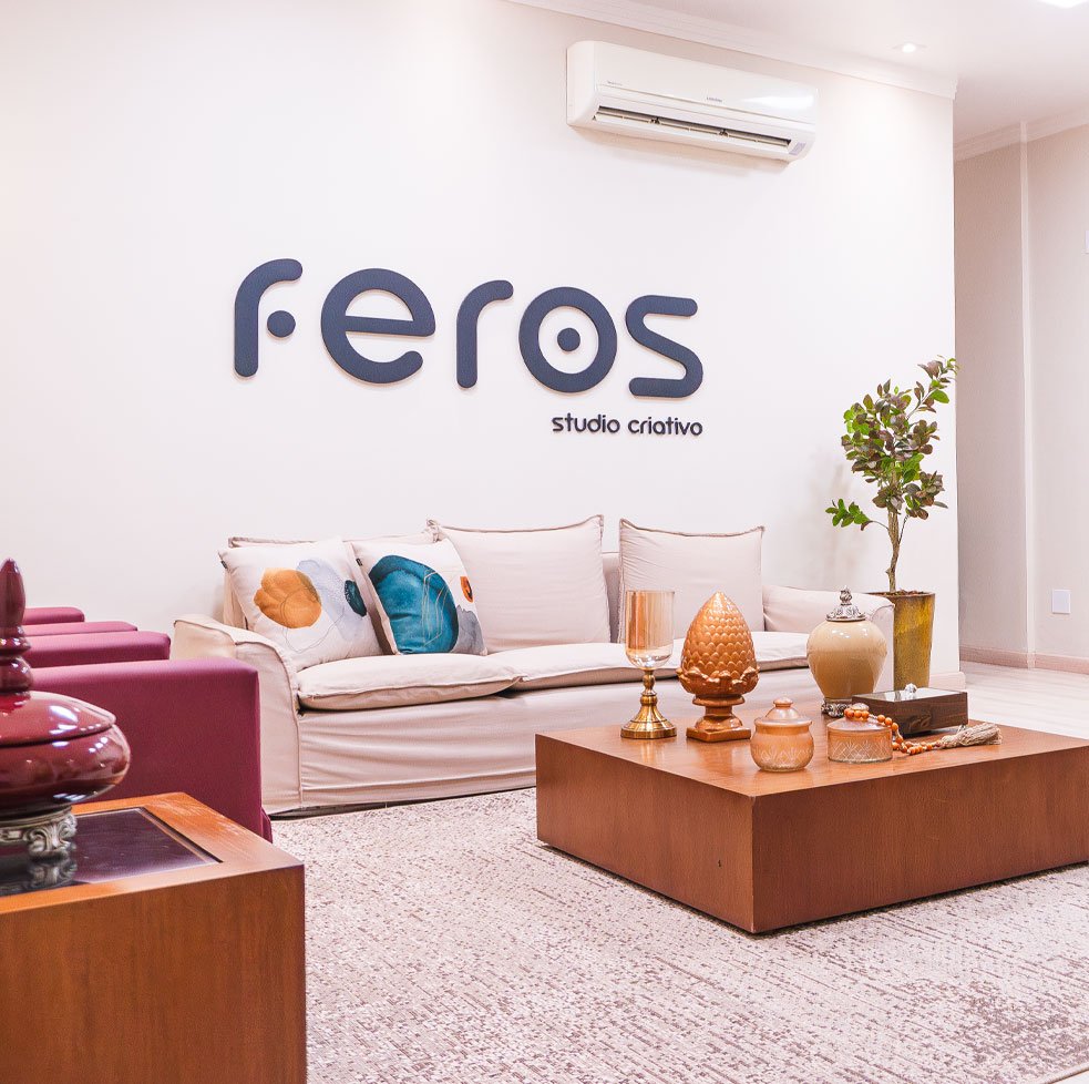 Sala do Studio Feros, com sofá, decoração e identidade da marca
